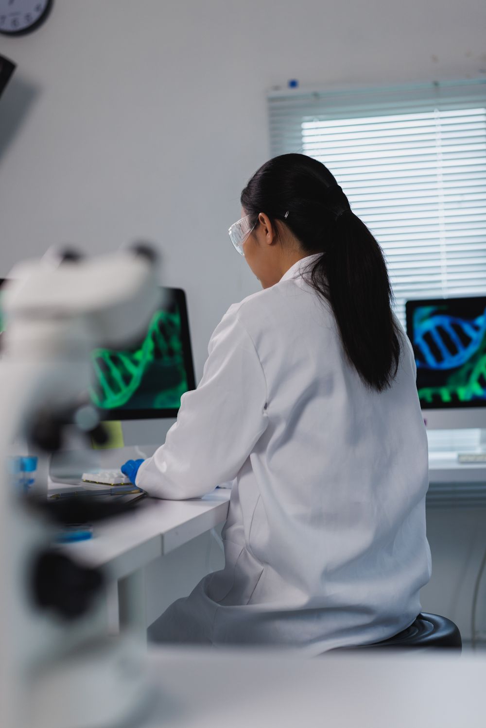 Wetenschapper analyseert DNA-structuren in een laboratorium